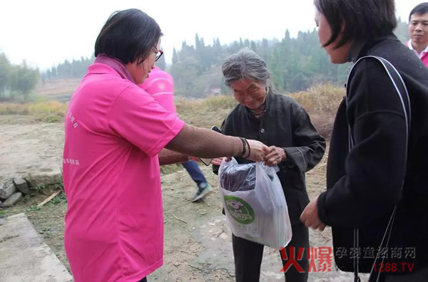 “关爱母婴公益万里行”邵阳隆回架枧村站18.jpg