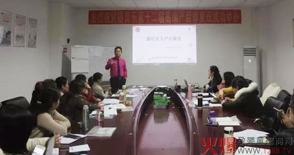 李老师给学员讲授营销技巧.jpg