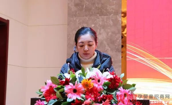 秦龙乳业生产副总田艳做2018年年度工作总结.webp.jpg