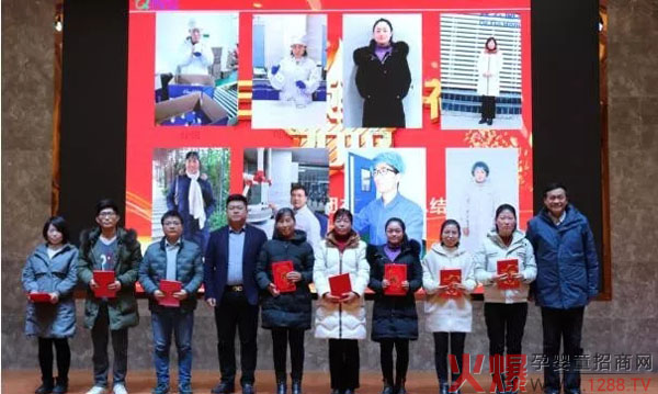 郑子国秘书长、冯鹏总经理为2018年度先进个人颁奖.webp.jpg
