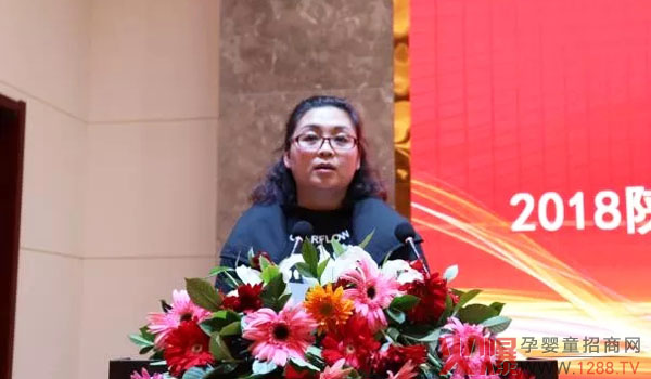 关山镇党委委员、副镇长余巧丽致新年贺词，并宣读关于成立陕西秦龙乳业集团有限公司党支部的决议.webp.jpg