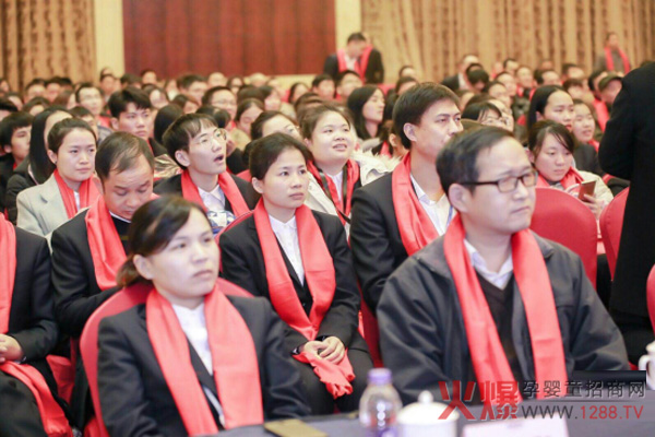 欧比佳乳业2019年新春年会现场2.jpg