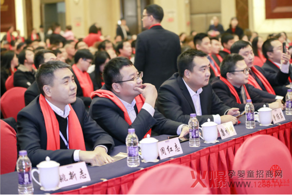 欧比佳乳业2019年新春年会现场3.jpg