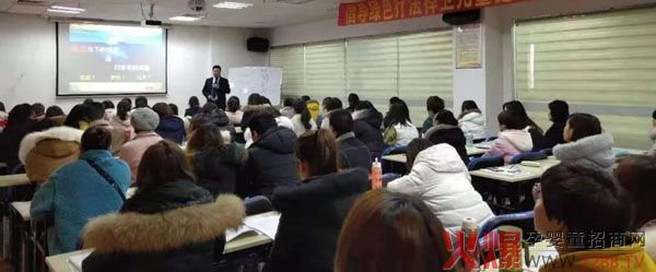 胡智锋先生给大家讲解母婴门店的现状以及未来的发展方向.jpg