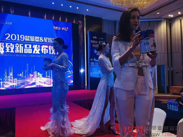 佳丽展示新品.jpg