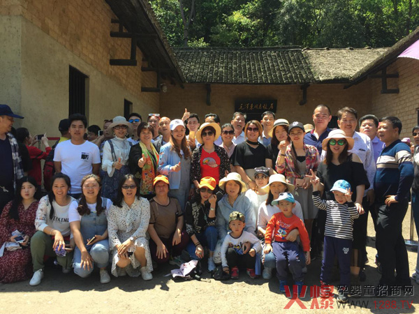 羊滋滋广东经销商客户团队韶山留影.jpg