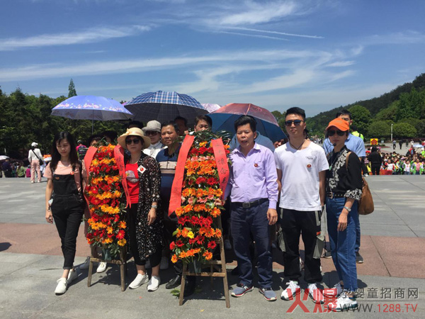 羊滋滋广东经销商客户团队韶山留影.jpg