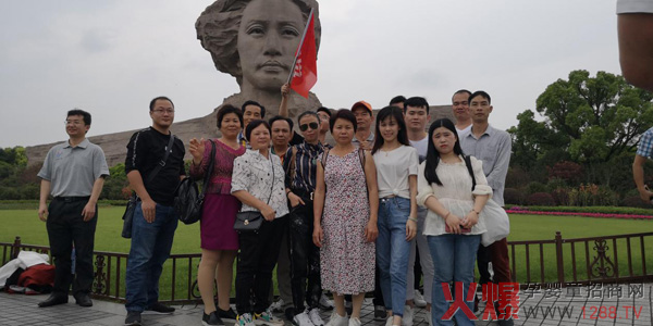 羊滋滋广东经销商客户团队橘子洲留影.jpg