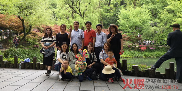 羊滋滋广东经销商客户团队岳麓山爱晚亭留影.jpg