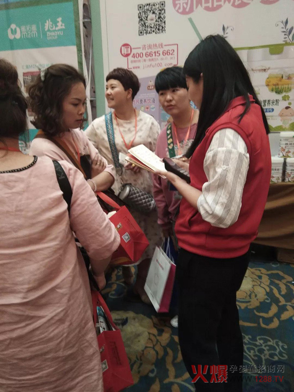 今福贝健在群婴会现场3.jpg