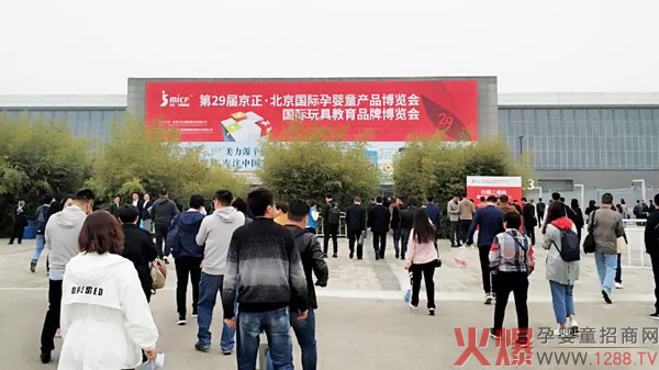 人群陆续进场，直奔展厅一览为快.webp.jpg