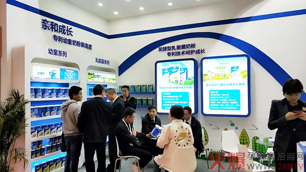 商客们拿着产品认真咨询.jpg