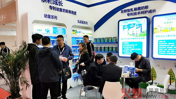爱能特工作人员在细致解答.jpg