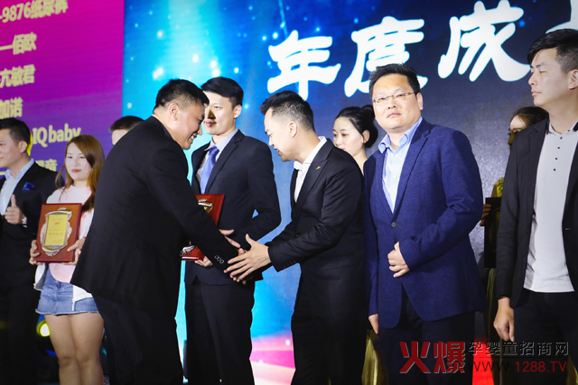 俏婴童斩获年度成长之星.jpg