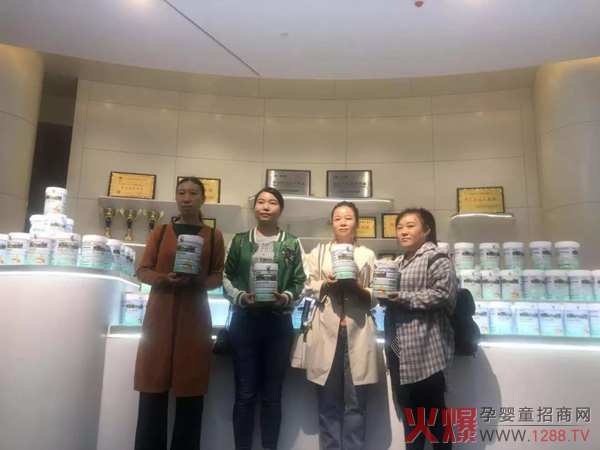 云南客户与羊滋滋羊奶粉合影.jpg