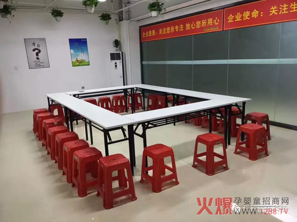 广州仁鹤医药科技 会议室.jpg