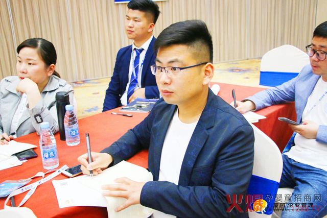 专注的学员.jpg