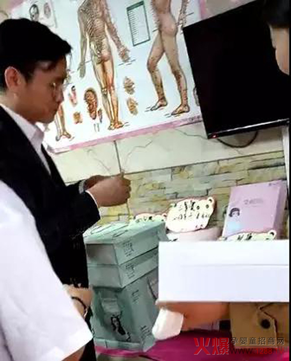 孕美汇寻找“最美妈妈”活动走进安徽阜阳 兑换奖品.jpg