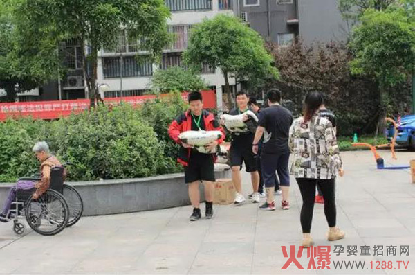 发放物资.jpg