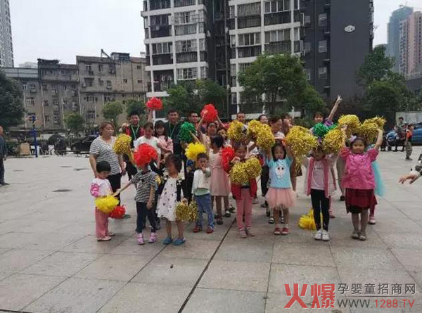 爱心花朵的孩子.jpg