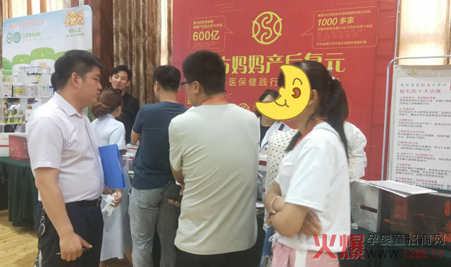 东方妈妈工作人员接待客户.jpg