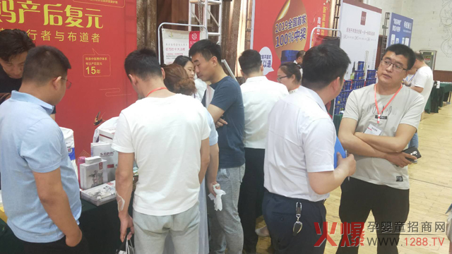 东方妈妈现场咨询洽谈者.jpg