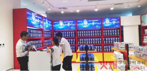 海口免税店二期开业 消费者在购买高培臻爱奶粉.jpg