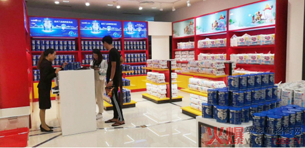 海口免税店二期开业 消费者在购买高培臻爱奶粉1.jpg
