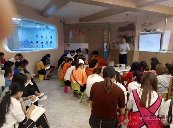 许斌正在给欧素力合作门店进行产品知识培训.jpg
