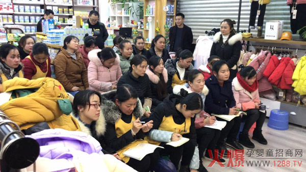 许斌正在给欧素力合作门店进行产品知识培训1.jpg