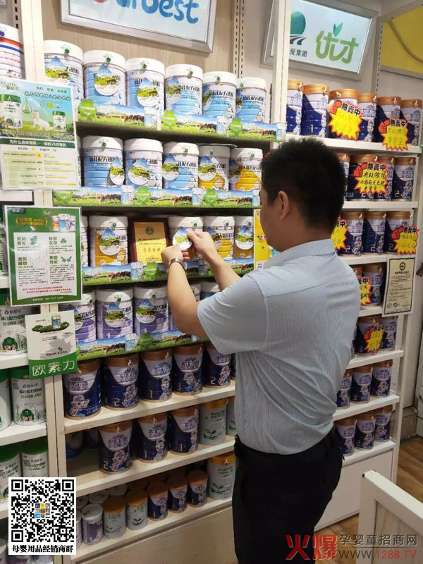 许斌巡店时正在整理产品.jpg