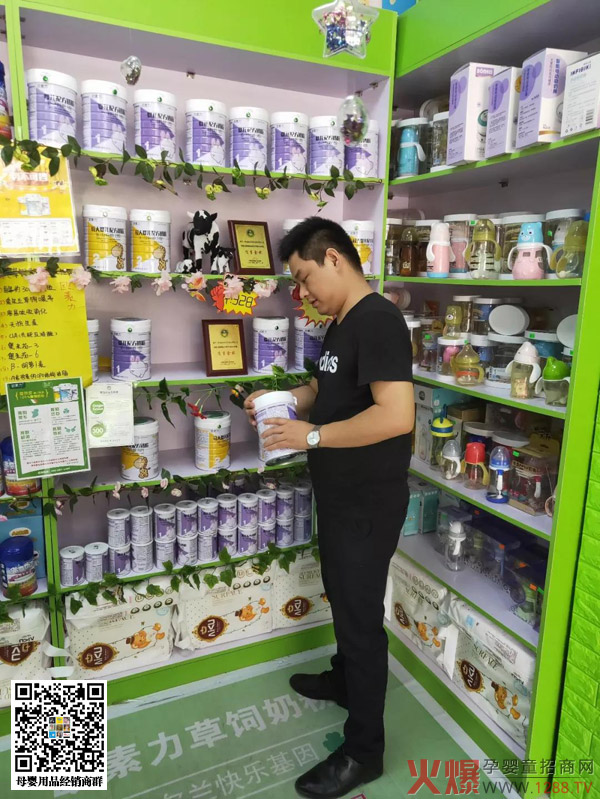 许斌巡店时正在整理产品1.jpg