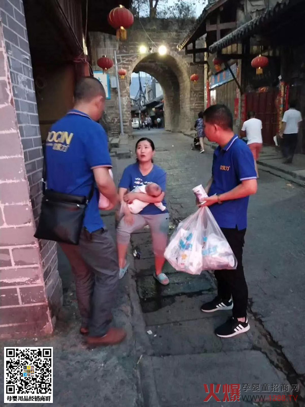 许斌和同事们正在进行村访.jpg