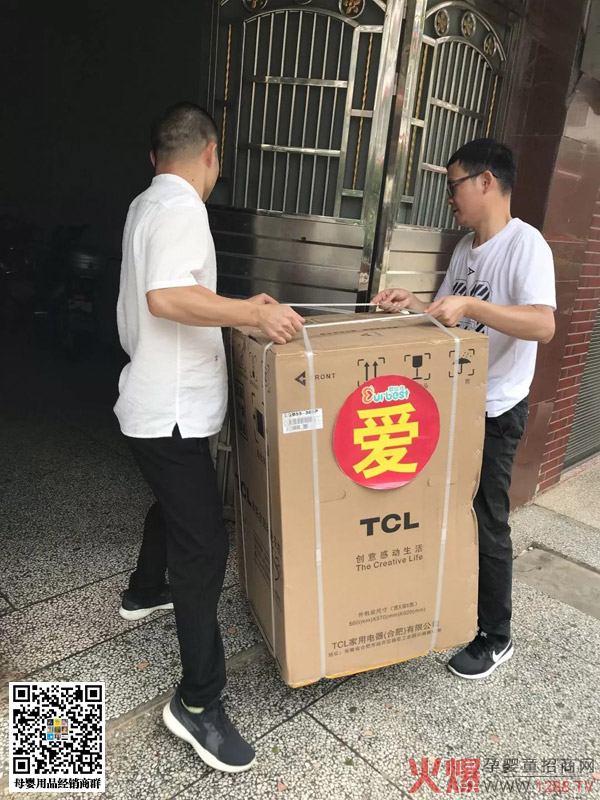 欧比佳乳业工作人员正在搬运爱心物质.jpg