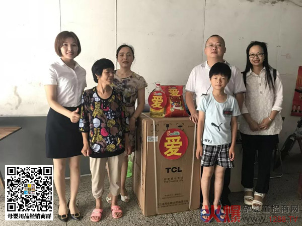 欧比佳乳业工作人员和仁和社区党总支工作人员在杨盛益村民家里.jpg