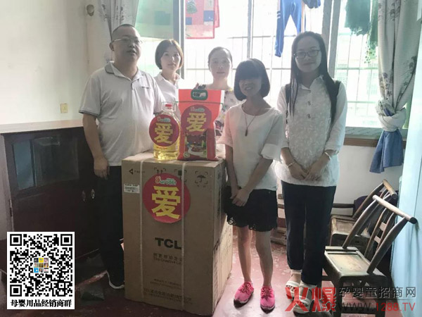 欧比佳乳业工作人员和仁和社区党总支工作人员在黄凤泉村民家里.jpg
