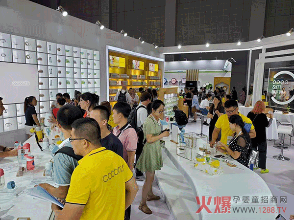 广大消费者驻足.png