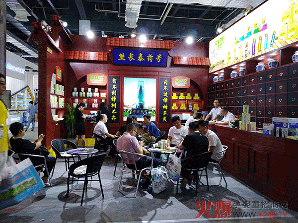 代理商与厂家交谈.png