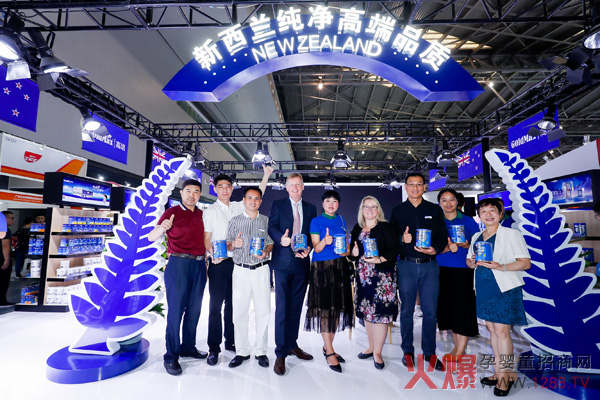 众多嘉宾在展馆现场为高培打Call.jpg