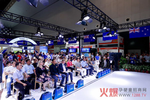 高培臻爱儿童成长奶粉新品仪式现场.jpg
