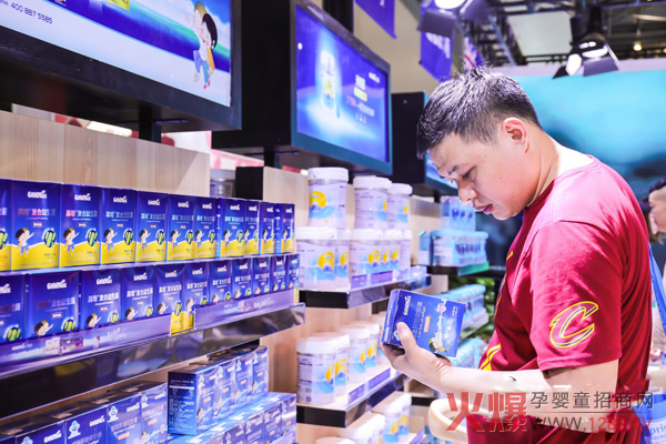客户在高培展馆参观并了解产品！.jpg