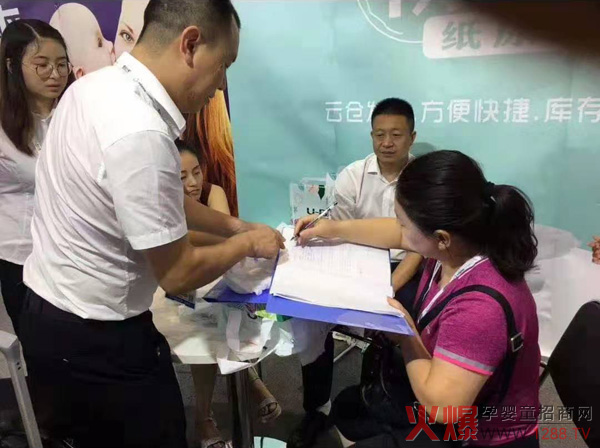 优比美防辐射纸尿裤上海CBME孕婴童展客户签单.jpg