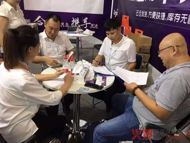 舒冠CBME孕婴童展现场咨询者.jpg