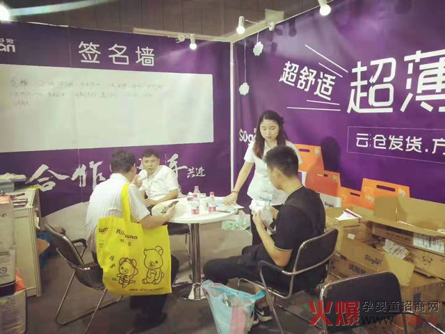 舒冠工作人员与咨询人员交谈.jpg