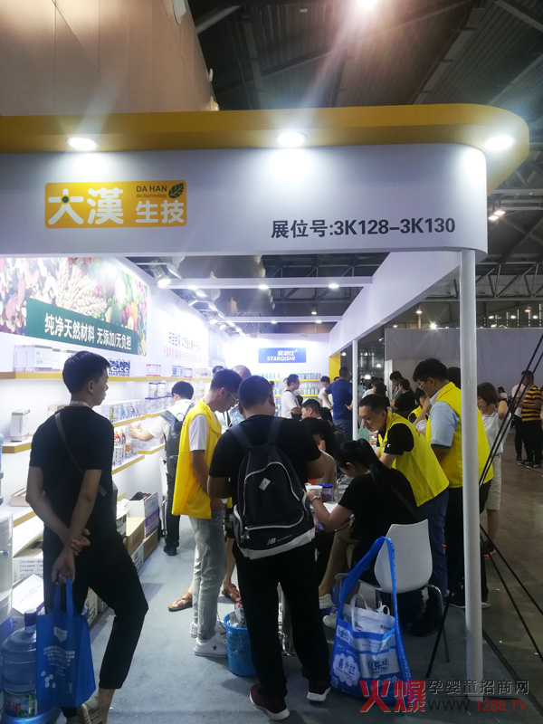 宝贝维克强势登陆19上海CBME婴童展-人来人往！人气火爆！.jpg