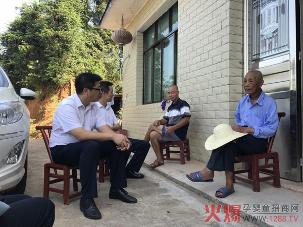 叶菊明大儿子正向欧比佳乳业志愿者们讲述老人当年抗战情形.jpg