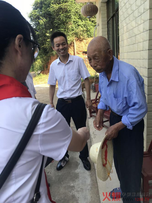 欧比佳乳业志愿者为抗战老兵叶菊明送上1000元爱心津贴.jpg