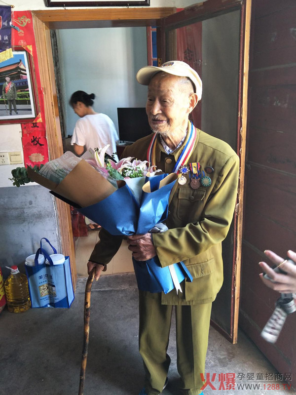 抗战老兵舒和荣.jpg