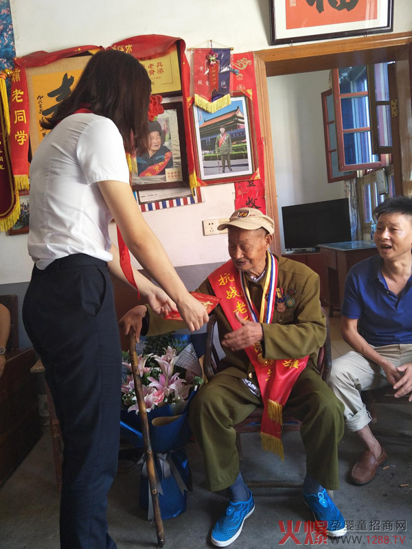 抗战老兵舒和荣.jpg