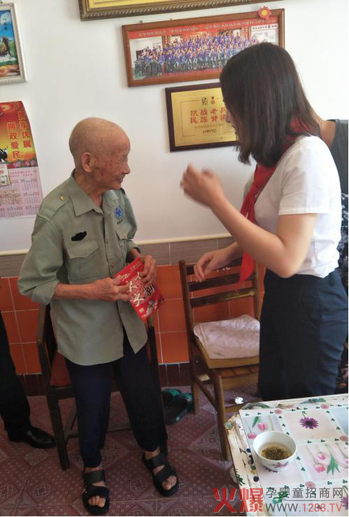慰问抗战老兵周海云.jpg